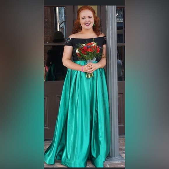 Stunning 2 piece prom dress - Picture 2 of 2